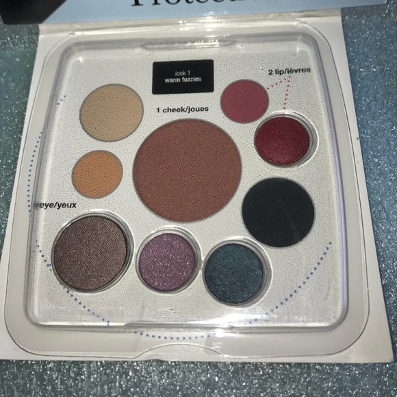 - EM TWO PALETTES & ONE FULL COMPACT SHADOWS BLUSH COLORS NICE - Picture 2 of 7
